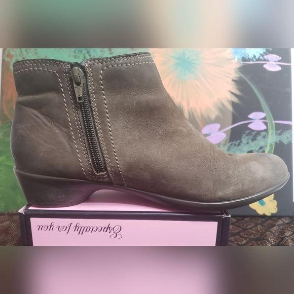 Leather/Suede Ankle Boots. - Picture 3 of 14